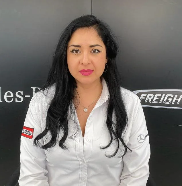 Mariana Barrera, asesora de ventas de autobuses en Zapata Camiones.