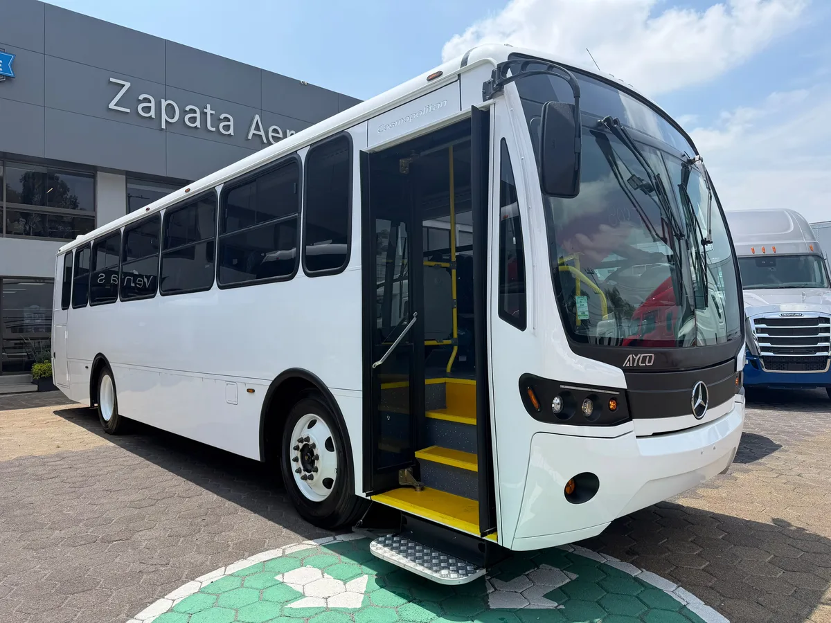Autobús Mercedes-Benz blanco con carrocería Ayco Cosmopolitan, completo y de tres cuartos.
