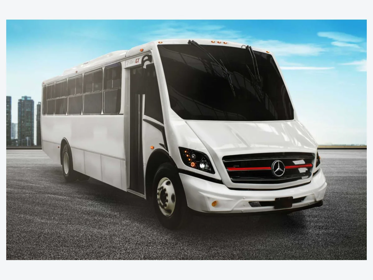 Autobús urbano blanco con carrocería Ayco Zafiro GT, completo y de tres cuartos frontal.