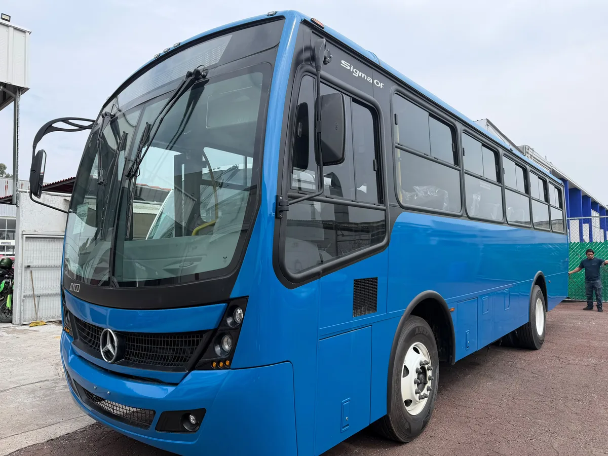 Autobús Mercedes-Benz AYCO Sigma OF azul, completo, de tres cuartos frontal.