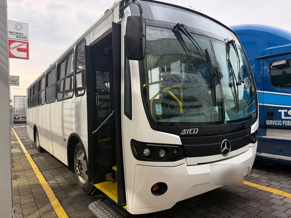 Autobús Mercedes-Benz AYCO Cosmopolitan blanco, completo, de tres cuartos frontal.