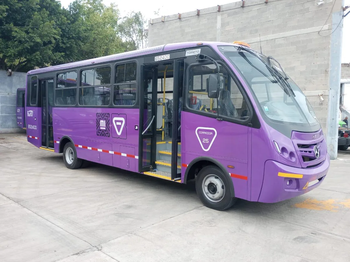 Autobús Mercedes-Benz Toreto morado de Corredor 25, completo, de tres cuartos frontal con la puerta abierta.
